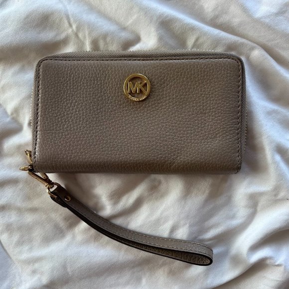 Michael Kors Handbags - Michael Kors Leather Wristlet Wallet Khaki